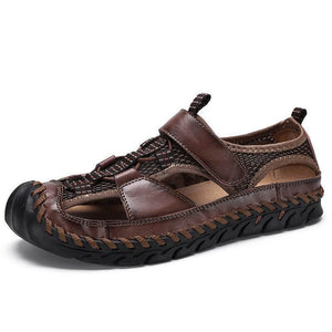 Los hombres cómodos sandalias están vaciando zapatos de cuero hechos a mano