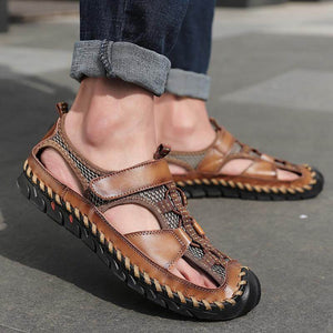 Los hombres cómodos sandalias están vaciando zapatos de cuero hechos a mano
