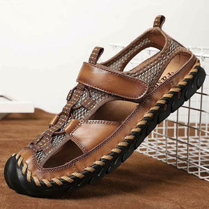 Los hombres cómodos sandalias están vaciando zapatos de cuero hechos a mano