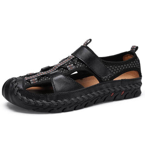 Los hombres cómodos sandalias están vaciando zapatos de cuero hechos a mano