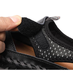 Los hombres cómodos sandalias están vaciando zapatos de cuero hechos a mano