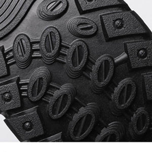 Los hombres cómodos sandalias están vaciando zapatos de cuero hechos a mano