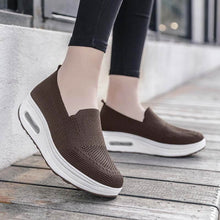 Lade das Bild in den Galerie-Viewer, Damen Slip-on Dicksohlen Höhenverstärkende Luftkissen Sportschuhe Flying Knit Atmungsaktive Freizeitschuhe
