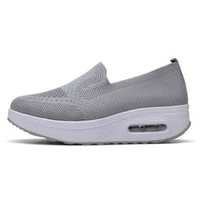 Lade das Bild in den Galerie-Viewer, Damen Slip-on Dicksohlen Höhenverstärkende Luftkissen Sportschuhe Flying Knit Atmungsaktive Freizeitschuhe
